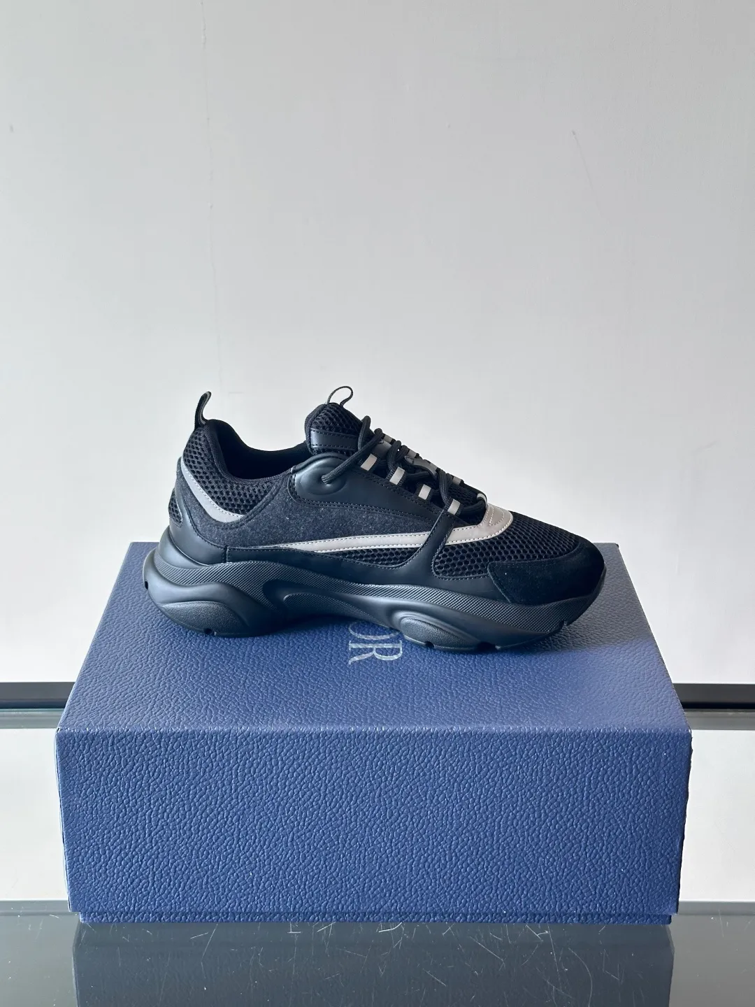 Factory price: 480💰 ◾️▫️Dior D®️ x 🆕 (high version) B22 men's jogging fashion sneakers, this single product draws inspiration from retro jogging shoes. It adopts a thick low-top design, with an upper made of black cow leather and mesh fabric, and a black and white engraved rubber sole. Black mesh fabric tongue and heel counters complement black laces, with an embossed "Di~r" logo embellishment on the side. These sneakers can be mixed and matched with a classic suit for a sporty chic look! Size: 39-45 (38, 46 can be customized)